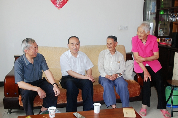 商洛市副市長高健(左起二)慰問我校退休教師